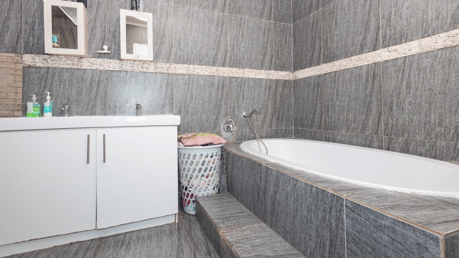 3 Bedroom Property for Sale in Peerless Park North Western Cape